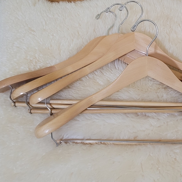 BNIB large shoulder premium wooden hangers 4-pack - Picture 5 of 6
